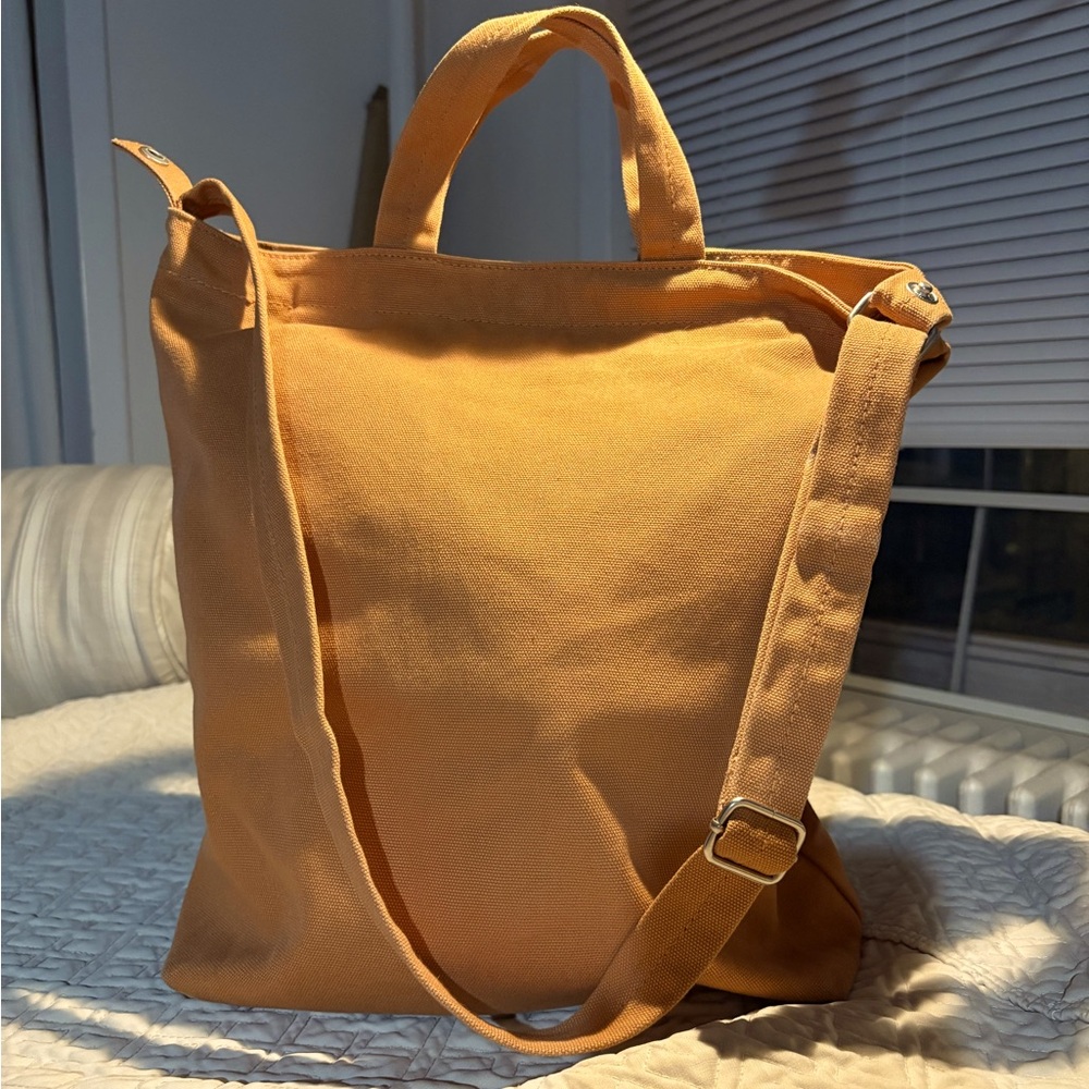 Baggu duck tote bag.